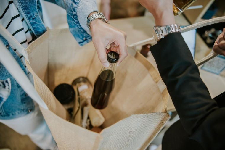 La consigne consiste à faire payer au consommateur une petite somme supplémentaire en échange du prêt d’un contenant réutilisable. ( crédit photo : Getty Images )