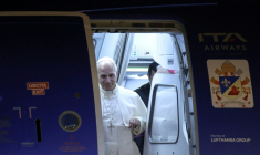 Le pape Léon XIV arrive à l'aéroport Atatürk d'Istanbul, le 27 novembre 2025 ( AFP / BERK OZKAN )