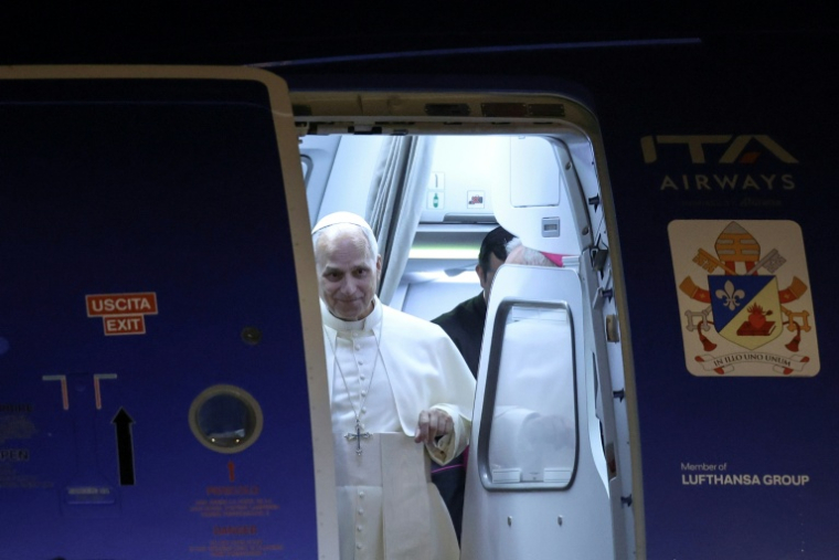 Le pape Léon XIV arrive à l'aéroport Atatürk d'Istanbul, le 27 novembre 2025 ( AFP / BERK OZKAN )