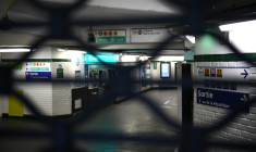L'entrée de la station République du métro parisien fermée lors d'une grève nationale contre la réforme des retraites le 31 janvier 2023 ( AFP / Christophe ARCHAMBAULT )