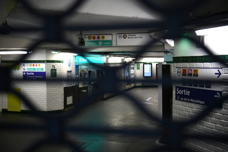 L'entrée de la station République du métro parisien fermée lors d'une grève nationale contre la réforme des retraites le 31 janvier 2023 ( AFP / Christophe ARCHAMBAULT )