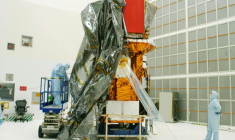 Photo fournie par la NASA le 31 juillet 2004 du télescope Swift en cours de déballage dans un hangar de la base de l'US Air Force de Cap Canaveral, au Kennedy Space Center, en Floride ( NASA / Handout )