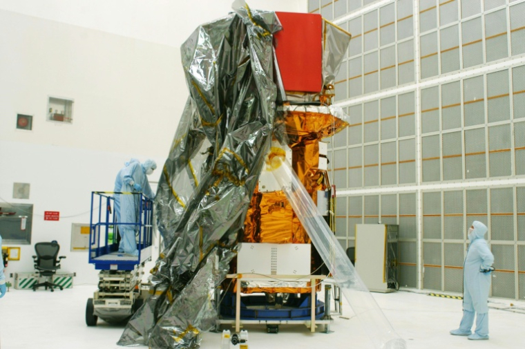 Photo fournie par la NASA le 31 juillet 2004 du télescope Swift en cours de déballage dans un hangar de la base de l'US Air Force de Cap Canaveral, au Kennedy Space Center, en Floride ( NASA / Handout )