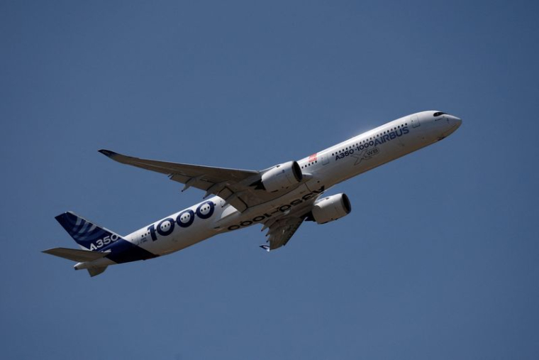 Un Airbus A350-1000 lors d'une démonstration en vol au 55e Salon aéronautique international de Paris à l'aéroport du Bourget