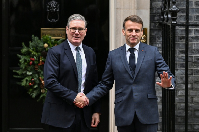 Le Premier ministre britannique Keir Starmer (g) accueille le président français Emmanuel Macron à son arrivée au 10 Downing Street, le 8 décembre 2025 à Londres ( AFP / Chris J Ratcliffe )