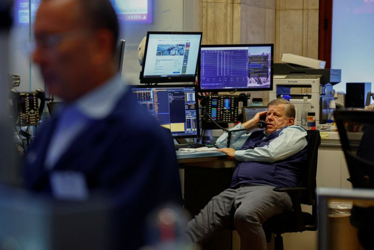 Des traders travaillent à la Bourse de New York (NYSE) à New York.