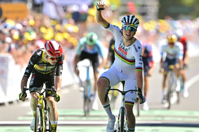 Tadej Pogacar lors de sa 2e victoire sur le Tour de France 2025, en devançant à nouveau Jonas Vingegaard, à l'issue de la 7e étape, le 11 juillet 2025 à Mûr-de-Bretagne ( AFP / Loic VENANCE )