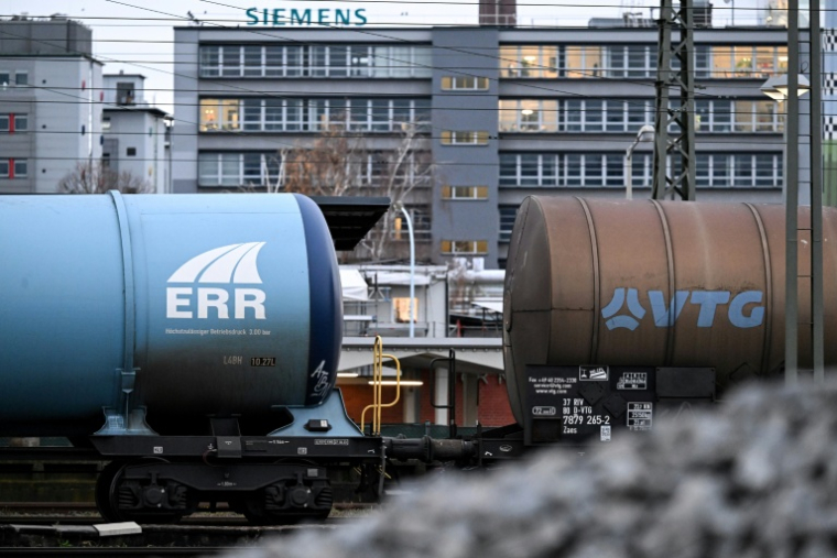 Railway tank cars in front of an industrial area with chemical enterprises in Frankfurt am Main ( AFP / Kirill KUDRYAVTSEV )