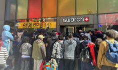 Des personnes attendent pour entrer dans une boutique Swatch à Time Square pour la sortie de la montre Audemars Piguet Swatch "Royal Pop", le 16 mai 2026 à New York ( AFP / Raphaëlle PELTIER )