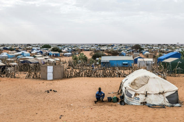 Un réfugié est assis devant sa tente dans le camp de réfugiés de Mbera, qui accueille 120.000 personnes ayant fui les violences et l’instabilité au Mali, dans la région du Hodh Ech Chargui en Mauritanie, le 27 avril 2026 ( AFP / PATRICK MEINHARDT )