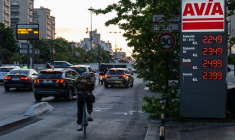 Les prix des carburants sont largement installés au-dessus des 2 euros ( AFP / Martin LELIEVRE )