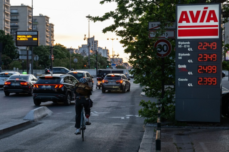 Les prix des carburants sont largement installés au-dessus des 2 euros ( AFP / Martin LELIEVRE )