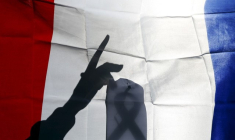 Photo d'archives. Un ruban noir sur un drapeau français à Madrid, Espagne