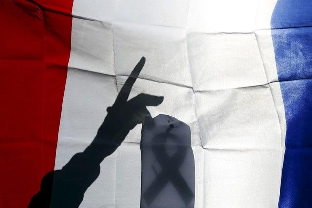 Photo d'archives. Un ruban noir sur un drapeau français à Madrid, Espagne