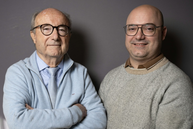 Jacques Bompard (G), président de la Ligue du Sud, et son fils Yann Bompard (D), à Orange (Bouches-du-Rhône), ville où ils se sont succédés à la mairie, le 4 févier 2026 ( AFP / MIGUEL MEDINA )