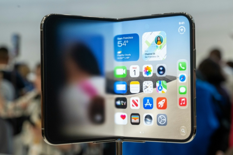 Le premier iPhone pliable d'Apple, l'iPhone Duo, à Cupertino en Californie le 9 septembre 2026, aux Etats-Unis ( AFP / Karl Mondon )