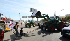 Des agriculteurs bloquent avec leurs tracteurs l'accès au terminal des ferries d'Ajaccio pour réclamer une aide financière de l'État face à la sécheresse, le 24 septembre 2026 en Corse ( AFP / Pascal POCHARD-CASABIANCA )