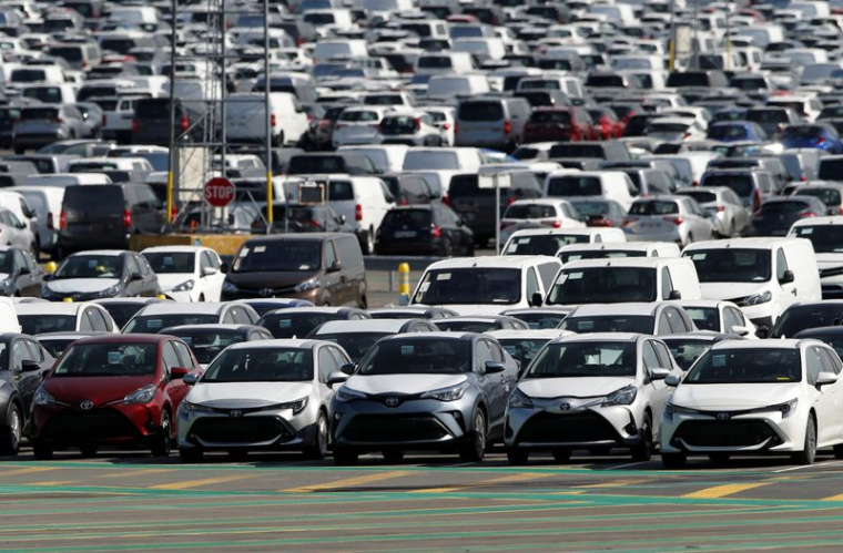 De voitures neuves d'une usine Toyota, à Onnaing