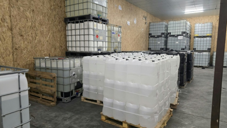 Photo prise le 16 janvier 2026 dans un lieu non précisé en Pologne et publiée par la police polonaise le 21 janvier montrant un entrepôt de stockage de produits chimiques destinés à la fabrication de drogues de synthèse ( POLISH POLICE / Handout )