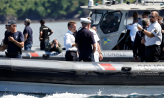 Le président Macron est monté dans une vedette qui patrouille au large de Mamoudzou (Mayotte), le 21 avril 2025 dans le cadre de la lutte contre l'immigration clandestine ( AFP / Ludovic MARIN )