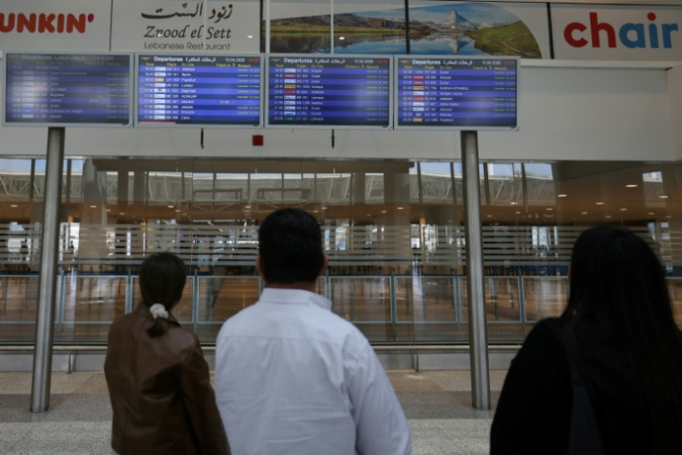 Des passagers scrutent leur vol sur les écrans de l'aéroport de Beyrouth, le 10 avril 2026. ( AFP / Anwar AMRO )