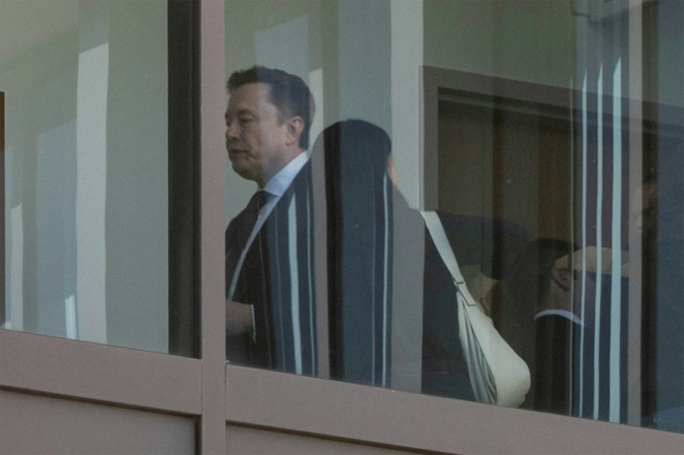 Elon Musk aperçu derrière une vitre, au tribunal fédéral d'Oakland, en Californie, lors d'une pause dans le procès OpenAI contre Musk, le 29 avril 2026 ( AFP / Amy Osborne )