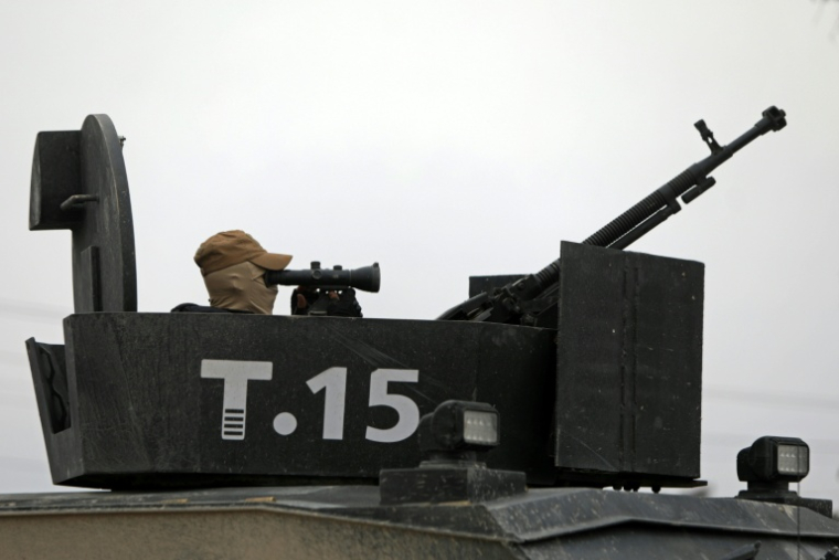 Forces gouvernementales syriennes déployées aux abords de la prison d'Al-Aqtan, en périphérie de Raqa, dans le nord-est de la Syrie, le 22 janvier 2026 ( AFP / Bakr ALKASEM )