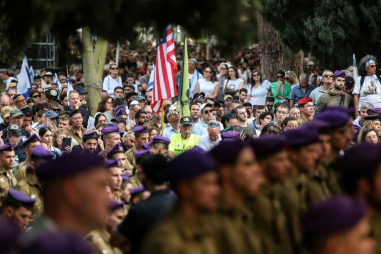 Une vaste foule assite à Kfar Saba le 11 novembre 2025 aux funérailles de Hadar Goldin, soldat israélien tué en 2014 à Gaza et dont la dépouille a été restituée dimanche à Israël par le Hamas, via la Croix-Rouge. ( POOL / Abir SULTAN )