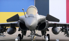 Un avion de chasse Rafale sur le tarmac avant l'arrivée du président ukrainien Volodymyr Zelenskiy, à la base aérienne de Villacoublay près de Paris