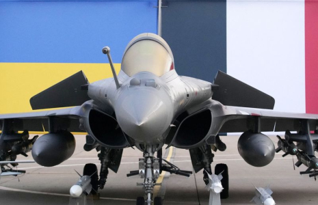 Un avion de chasse Rafale sur le tarmac avant l'arrivée du président ukrainien Volodymyr Zelenskiy, à la base aérienne de Villacoublay près de Paris