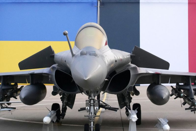 Un avion de chasse Rafale sur le tarmac avant l'arrivée du président ukrainien Volodymyr Zelenskiy, à la base aérienne de Villacoublay près de Paris