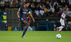 Marquinhos félicite Lucas Chevalier après la victoire du PSG aux tirs au but