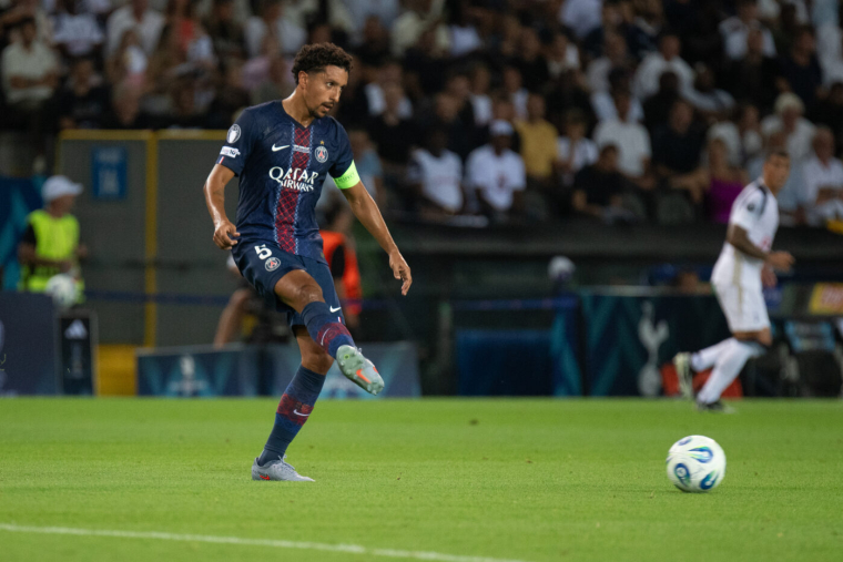 Marquinhos félicite Lucas Chevalier après la victoire du PSG aux tirs au but