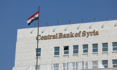 Un drapeau syrien flotte sur la Banque centrale syrienne à Damas