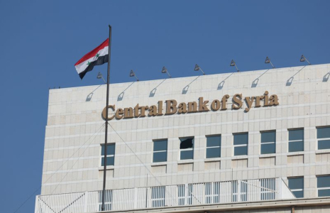 Un drapeau syrien flotte sur la Banque centrale syrienne à Damas
