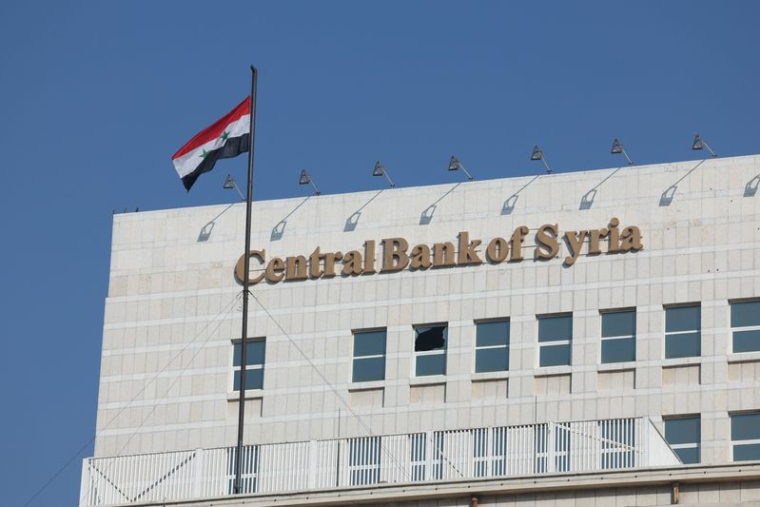 Un drapeau syrien flotte sur la Banque centrale syrienne à Damas