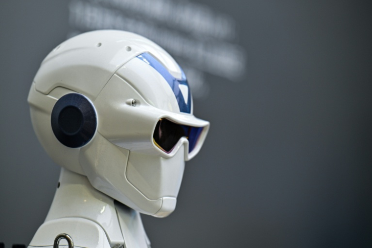 Un robot humanoïde créé par Unitree exhibé au Centre d’expérience d'intelligence incarnée de Unitree Robotics, dans le district de Jing’an à Shanghai, le 19 août 2026 ( AFP / Hector RETAMAL )