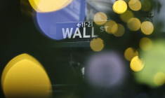 Devant la Bourse de New York, le 5 décembre 2025 ( AFP / ANGELA WEISS )