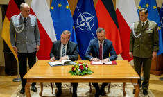 Le ministre de la Défense polonais Wladyslaw Kosiniak-Kamysz (2e droite) et son homologue allemand Boris Pistorius (2e gauche) signent un accord de défense entre leurs deux pays, le 17 juin 2026 à Varsovie ( AFP / Wojtek RADWANSKI )