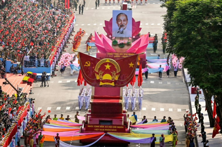 Des spectateus assistent à une Parade militaire marquant les 50 ans de la chute de Saïgon, le 30 avril 2025 à Ho Chi Minh-ville, au Vietnam ( AFP / Nhac NGUYEN )