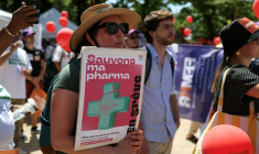 Manifestation à Paris le 1er juillet 2025 des phamaciens qui protestent contre une baisse des remises commerciales sur les médicaments génériques ( AFP / Thomas SAMSON )