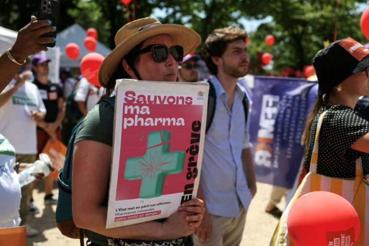 Manifestation à Paris le 1er juillet 2025 des phamaciens qui protestent contre une baisse des remises commerciales sur les médicaments génériques ( AFP / Thomas SAMSON )