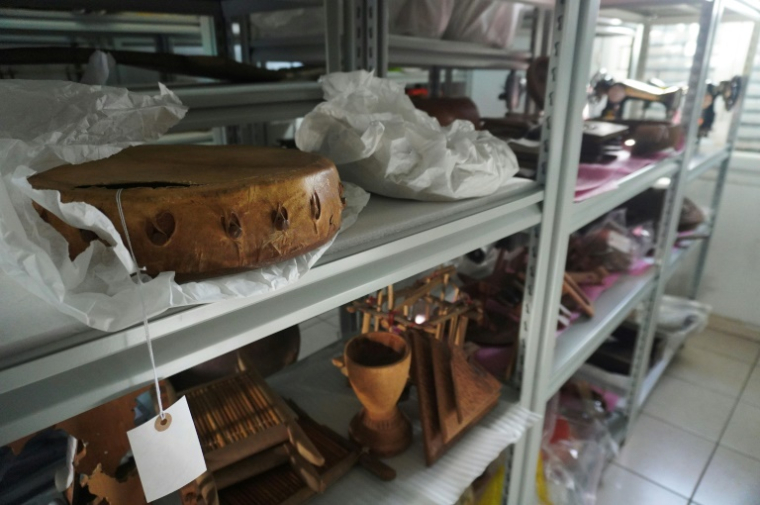 Des instruments de musique stockés dans un bureau du Musée de Mayotte transformé en entrepôt après le passage du cyclone Chido sur l'île en décembre, le 1er avril 2025 à Dzaoudzi ( AFP / Marine GACHET )