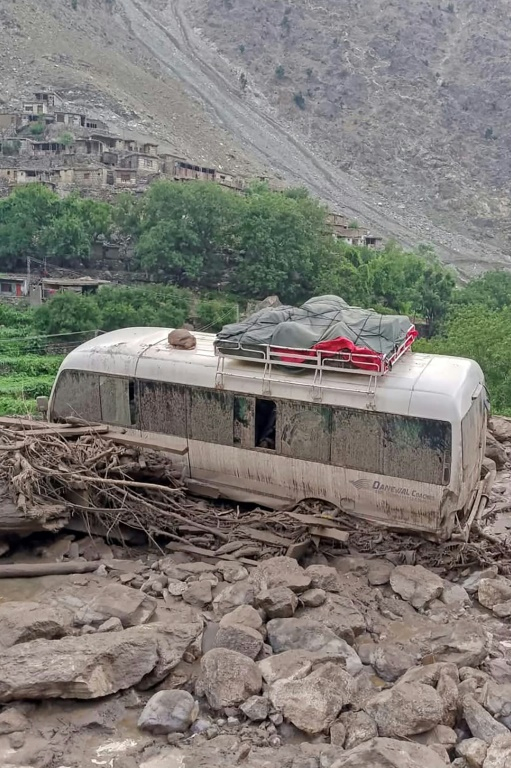 Photo publiée le 22 juillet 2025 par le gouvernement du Gilgit-Baltistan d'une camionnette de passagers coincée dans un zone touchée par un glissement de terrain à Babusar,au Pakistan ( Gouvernement du Gilgit-Baltistan / Handout )