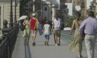Touristes et espagnols font face au soleil à Séville au quatrième jour de la canicule