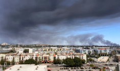 Fumée noire dans le ciel de Los Angeles à cause de l'incendie d'un entrepôt à Boyle Heights, le 18 juin 2026 ( AFP / Etienne LAURENT )