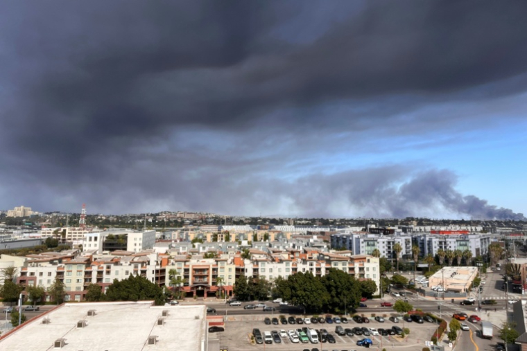Fumée noire dans le ciel de Los Angeles à cause de l'incendie d'un entrepôt à Boyle Heights, le 18 juin 2026 ( AFP / Etienne LAURENT )