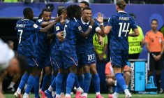 Kylian Mbappe entouré de ses coéquipiers après son premier but lors de la victoire de la France contre l'Irak (3-0) en phase de poules du Mondial 2026, le 22 juin à Philadelphie ( AFP / MAURO PIMENTEL )