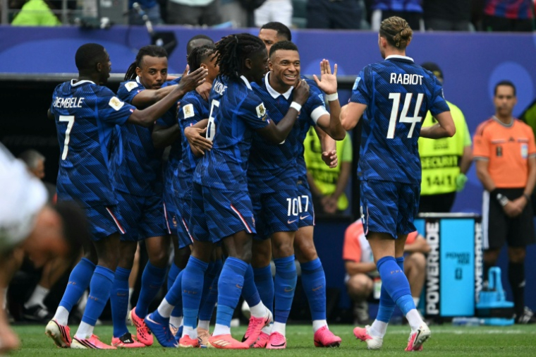 Kylian Mbappe entouré de ses coéquipiers après son premier but lors de la victoire de la France contre l'Irak (3-0) en phase de poules du Mondial 2026, le 22 juin à Philadelphie ( AFP / MAURO PIMENTEL )