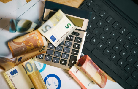 Taxe émeute : à quoi doivent s'attendre les Français dès le 1er janvier 2027 ? (Crédit Unsplash - photo Jakub Żerdzicki)
